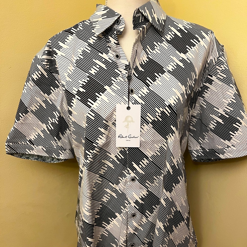 Men’s size XL print button down short sleeve shirt. 98% cotton/2% spandex